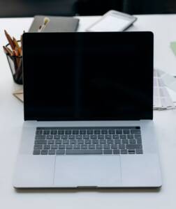 czarny ekran w macbooku