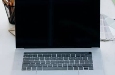 czarny ekran w macbooku