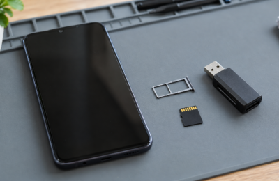 Telefon Android obok karty microSD, tacki i czytnika USB